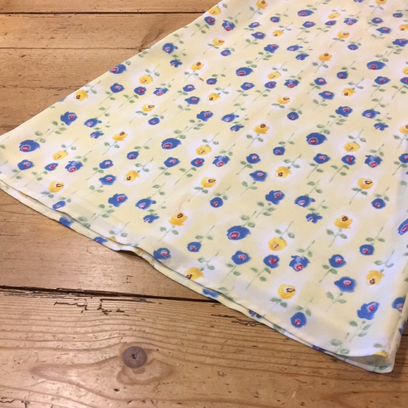 Pretty Sleeveless Floral Dress - Picture 4 of 6